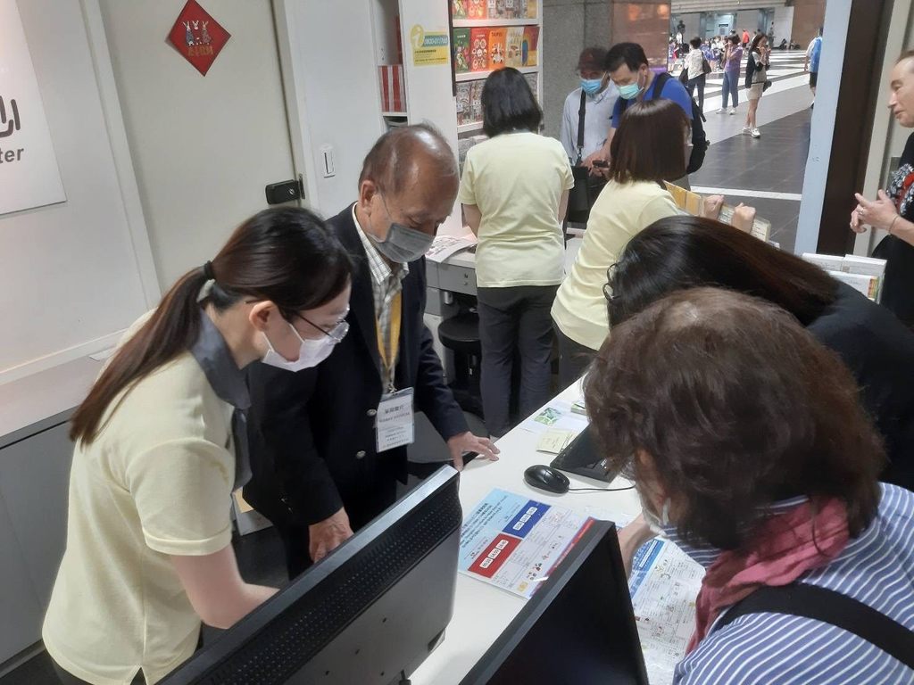 台北車站的旅客真的很多，草間先生也很努力協助旅遊諮詢