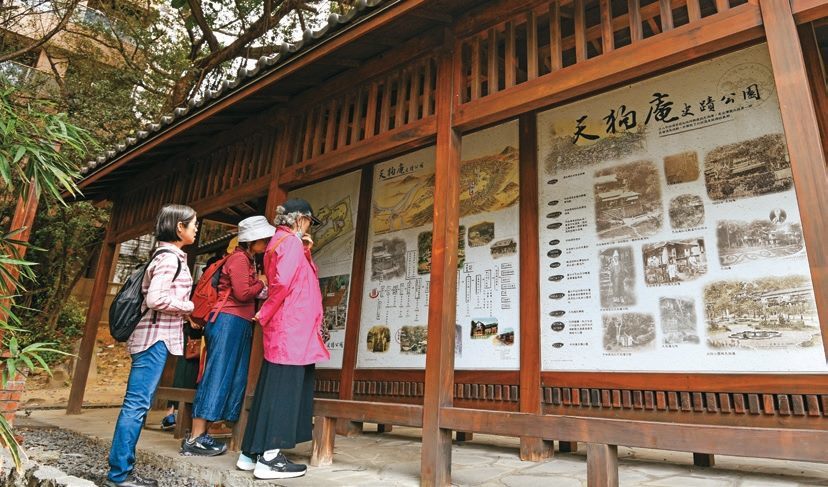 天狗庵史蹟公園內有豐富史料、圖片，記錄日本時期北投溫泉的風光歲月。