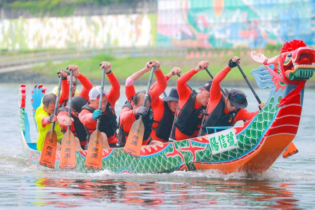 龍舟選手們同舟一心，備戰2023臺北國際龍舟錦標賽(圖片來源：臺北市政府體育局)