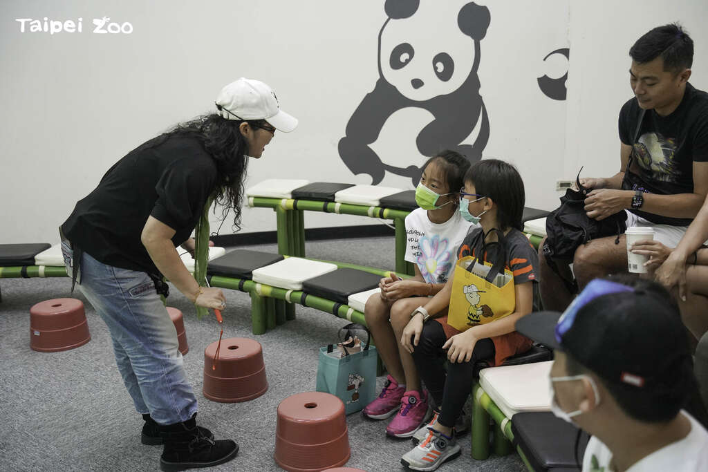 台北市积极推动双语教育政策，台北市立动物园作为野生动物保育教育的重镇，亦肩负共同研发推广动物保育双语教材的重要责任(图片来源：台北市立动物园)