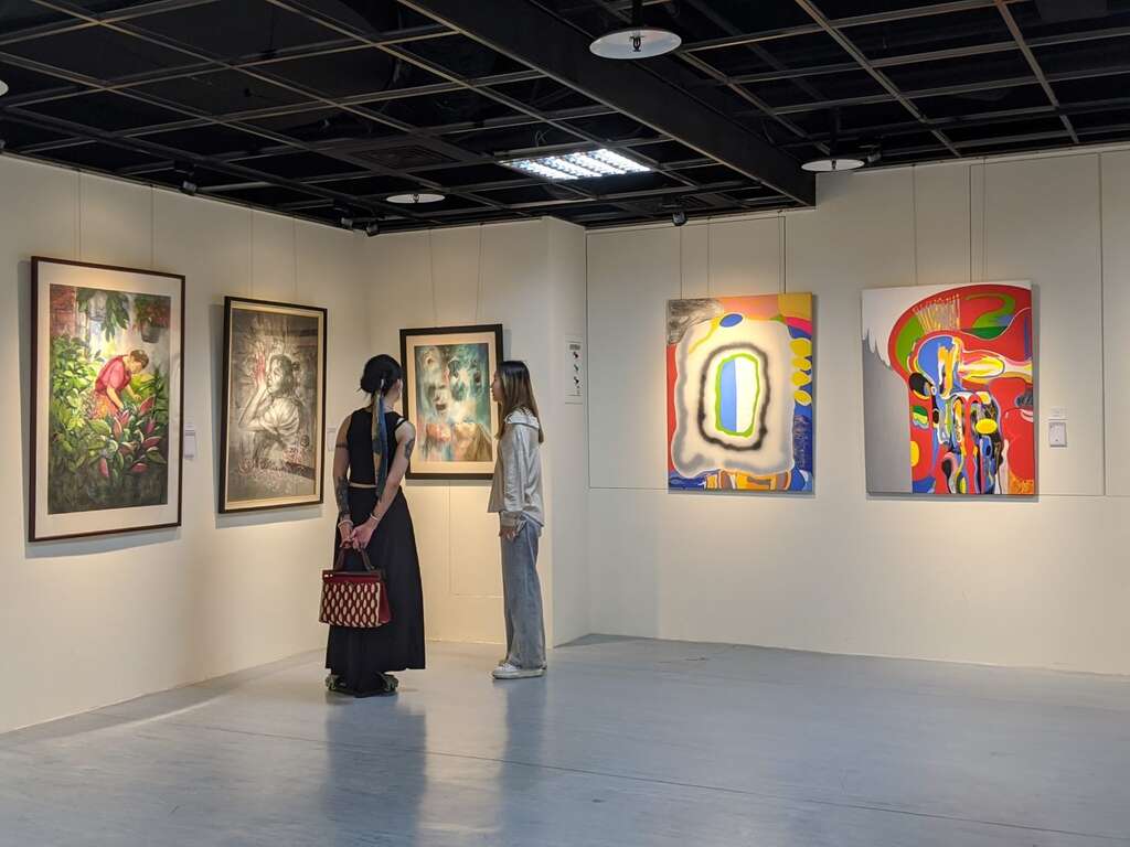 本次展出由校內系展徵件選出之獲獎作品,傳統與現代並重。(圖片來源:臺北市青少年發展暨家庭教育中心)