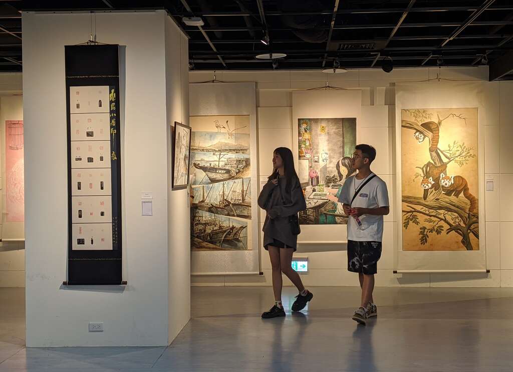 文大美术系透过举办系展，促进系上学生相互观摩学习。(图片来源：台北市青少年发展暨家庭教育中心)
