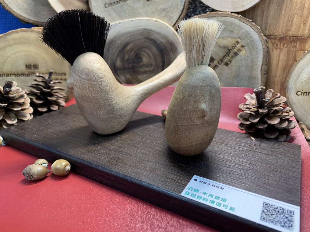利用剩余木料手工刻画出的可爱鸟刷。(图片来源：台北市政府工务局大地工程处)