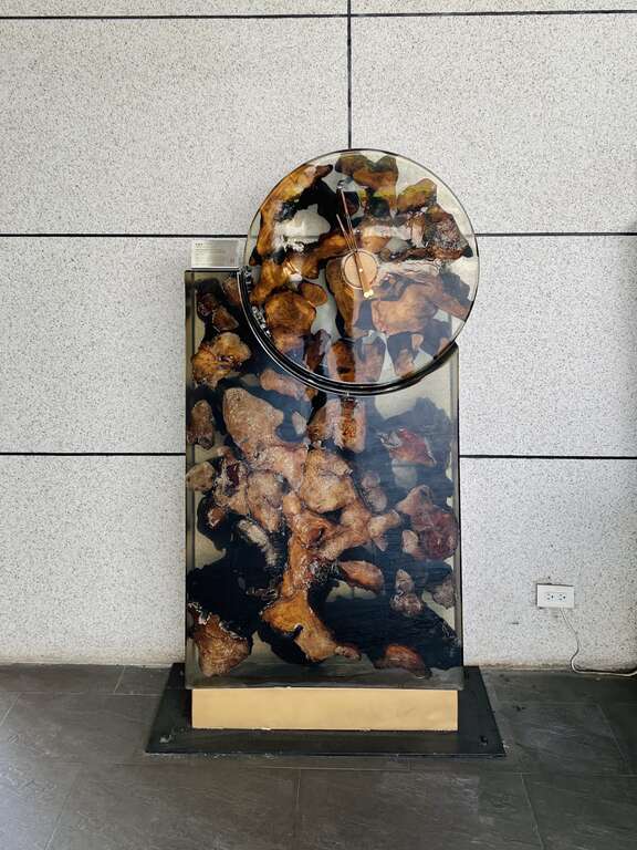 褐根病樹木再製的始鐘如一作品，現置於學校中廊。(圖片來源：臺北市政府工務局大地工程處)