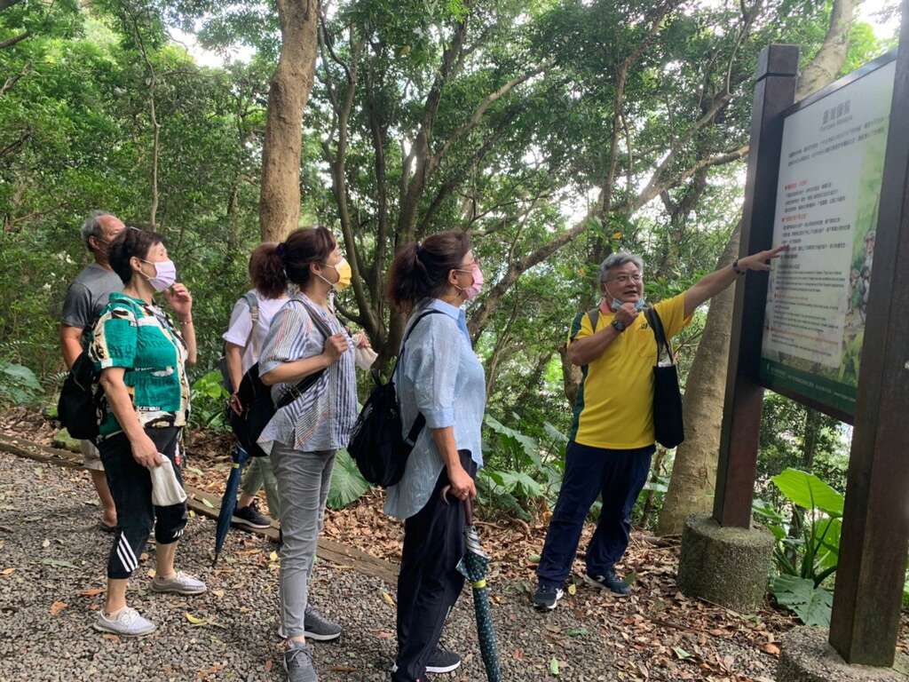 对民众解说猕猴的生态习性(图片来源：台北市动物保护处)