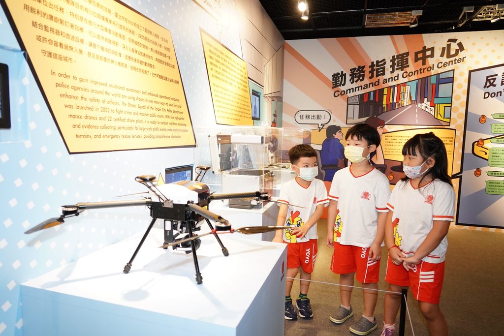 現場展出真實的辦案工具，如警用無人機、指紋採集箱等.JPG