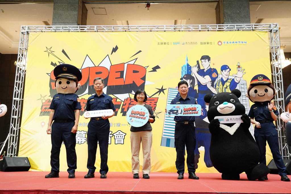 北市觀傳局長陳淑慧(左三)與警察局副局長李謀旺(左二)共同為展覽揭開序幕.JPG
