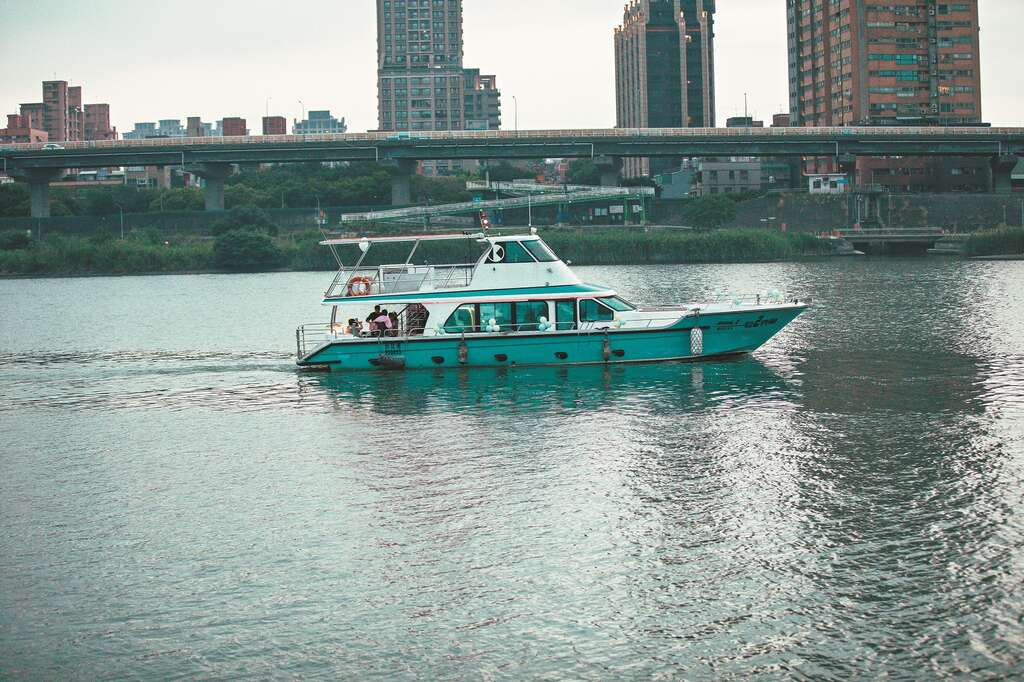 搭乘蓝色水路游船悠游淡水河，体验台北水上风情。（摄影／邹保祥）