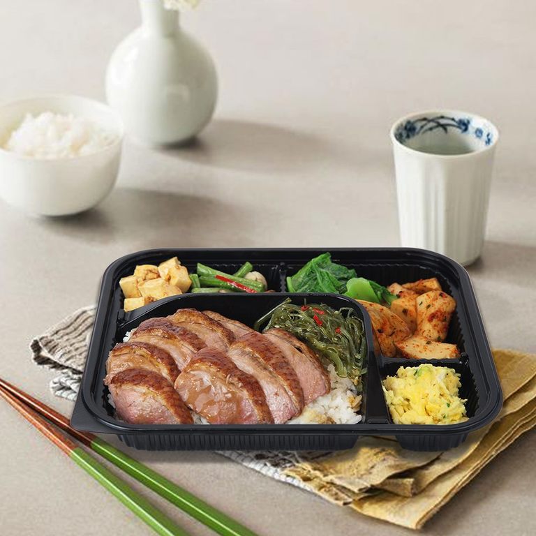 照片4：《六福客栈金凤厅》明星招牌菜「明炉烤鸭」，一口咬下彷佛回到当年金凤厅饮茶的怀旧时光