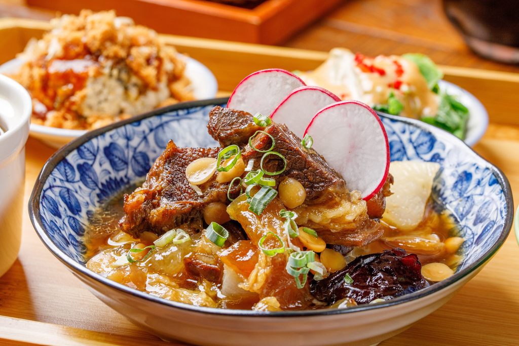 照片2：老屋餐厅《稻舍食馆》推出结合大稻埕中药行红枣及黑枣炖煮而成「双枣炖牛颊肉饭」