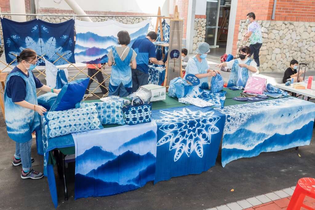客家蓝染班级展示摊位(图片来源：台北市政府客家事务委员会)