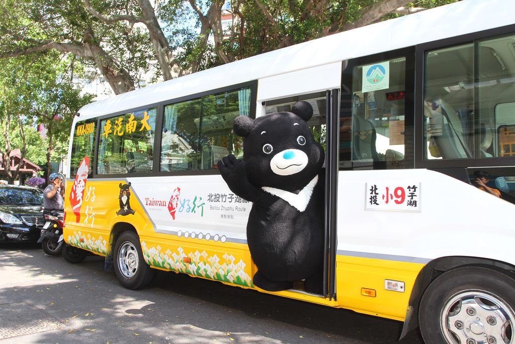 搭乘台灣好行~北投-竹子湖線(小9公車)即可暢玩地熱谷、陽明公園等沿線景點。