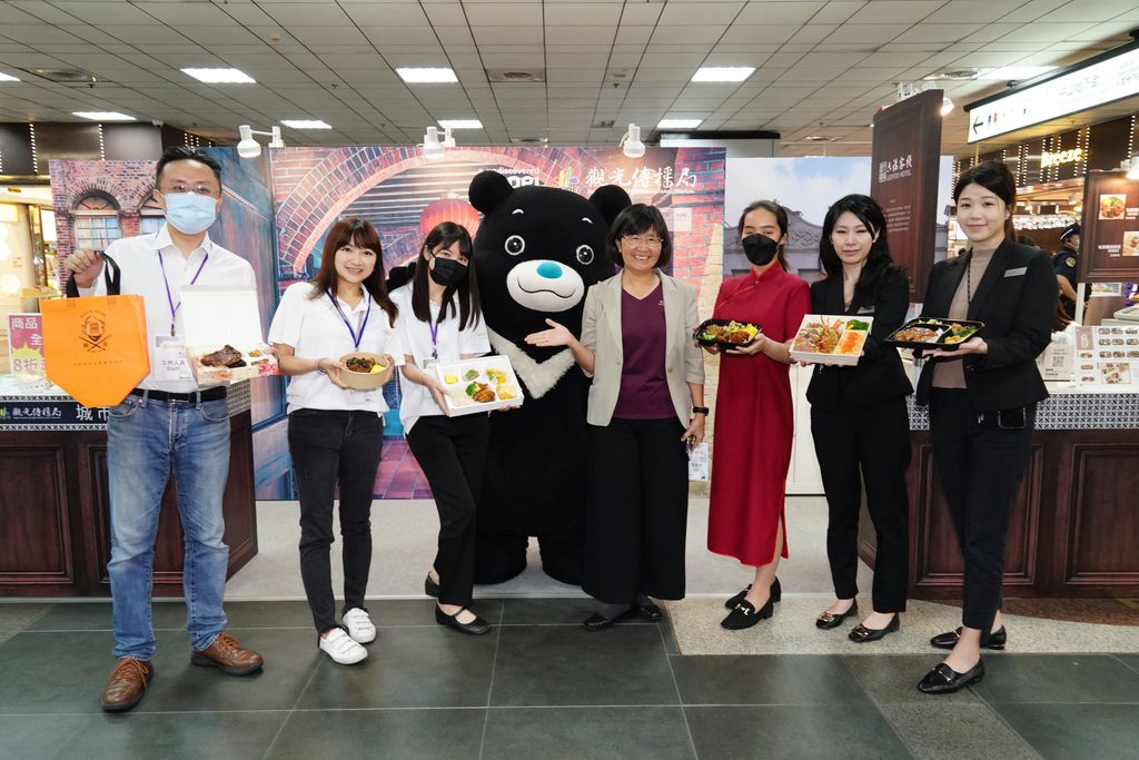 臺北市政府觀光傳播局攜手在地商圈與觀光旅館共同參與「鐵路便當節」。