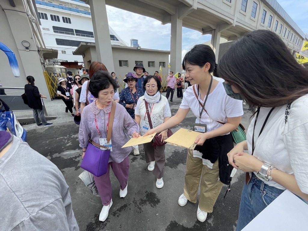 观传局发放「台北万客拢」迎宾礼双层观光巴士票券，邀请旅客前来畅游台北。