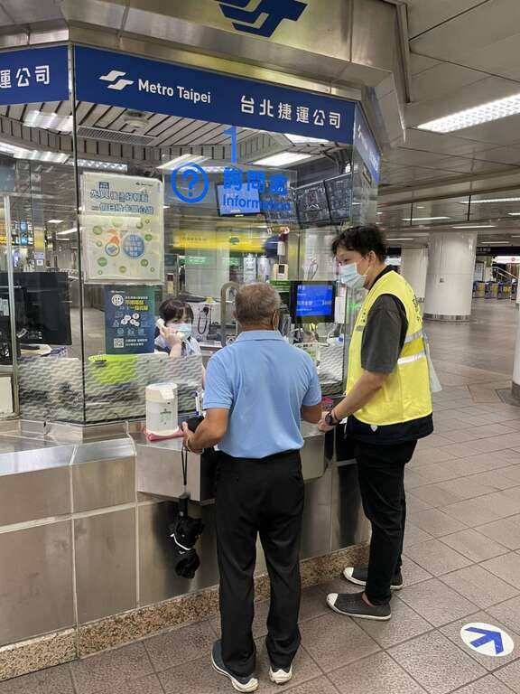 加派黄色背心服务人员协助民众购票(图片来源：台北大众捷运股份有限公司)