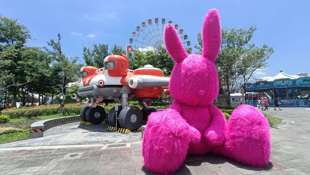 超巨大的「七桃」萌兔(图片来源：台北大众捷运股份有限公司)