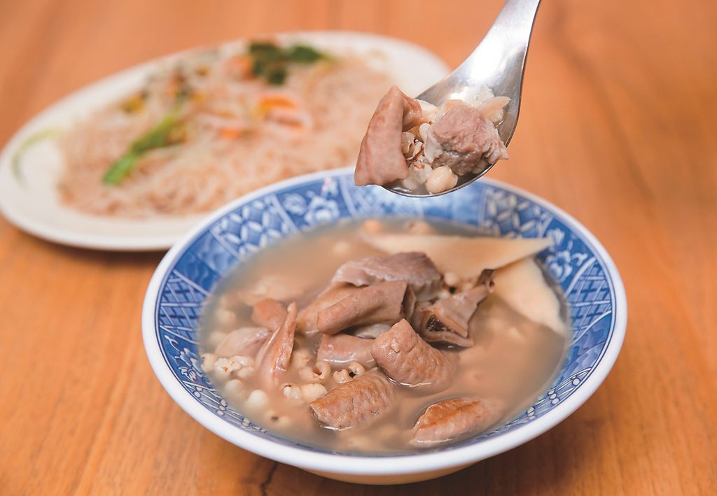 「四神综合汤」料多实在且带有微微药香味。（摄影／林炜凯）(图片来源：台北市政府观光传播局)
