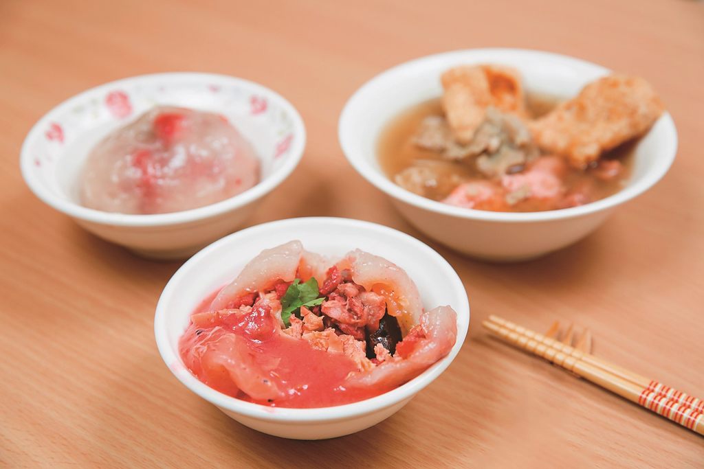 「川业肉圆」主打手工腌制肉馅的红糟肉圆。（摄影／林炜凯）(图片来源：台北市政府观光传播局)