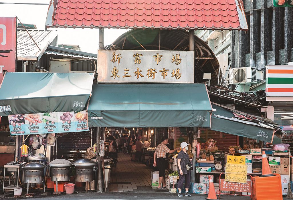 许多人专程造访东三水街市场，只为一尝市场好滋味。（摄影／赖智扬）(图片来源：台北市政府观光传播局)