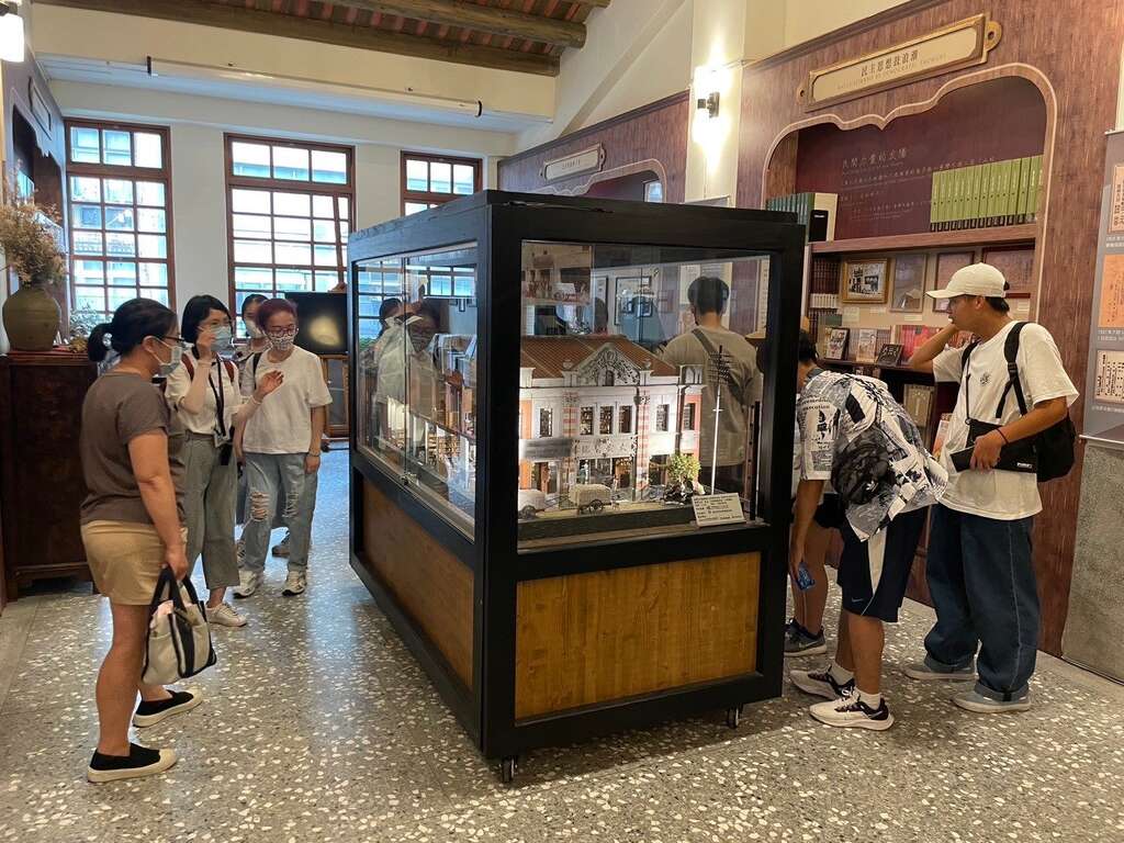 特展展示臺灣民報總批發處模型，重現歷史現場(圖片來源：臺北市政府文化局)