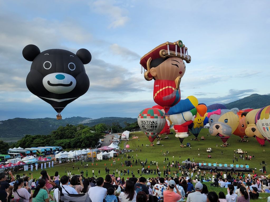 熊赞热气球参加「2023台湾国际热气球嘉年华」开幕活动与现场20多颗国内外各式造型热气球一起缤纷亮相(图片来源：台北市政府观光传播局)