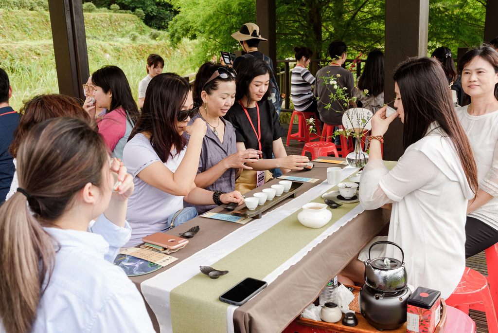 猫空茶人在特色茶庄摆设茶席，邀请大家一起来泡茶(图片来源：台北市政府观光传播局)