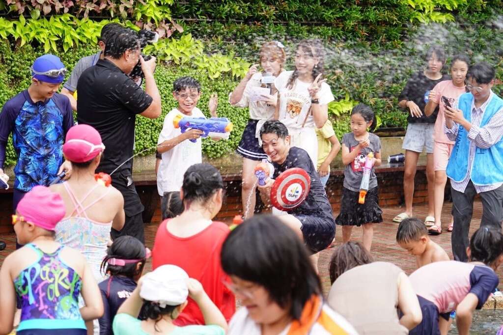 Mayor Joins Kids in Squirt Gun Showdown at 2023 Taipei Water Festival