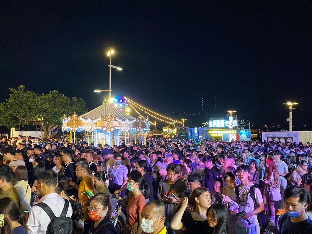 大稻埕夏日节首度「周周180秒烟火秀」 今日登场，吸引众多民众前来观赏。(图片来源：台北市政府观光传播局)