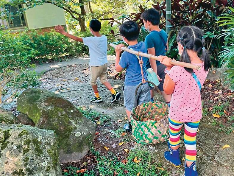 小朋友在产地亲身体验采收作物的乐趣。（图／二崎生态休闲农场）