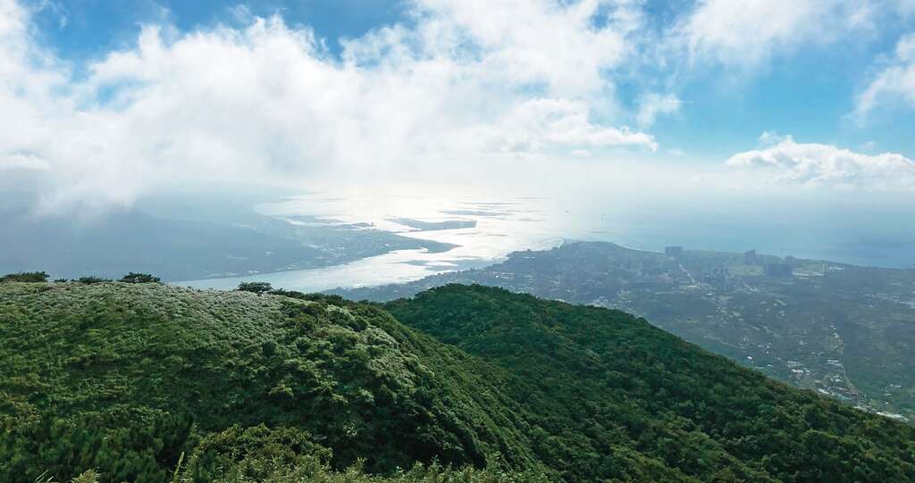 登上面天山山頂，遠眺寬闊美景。（攝影／余業文）
