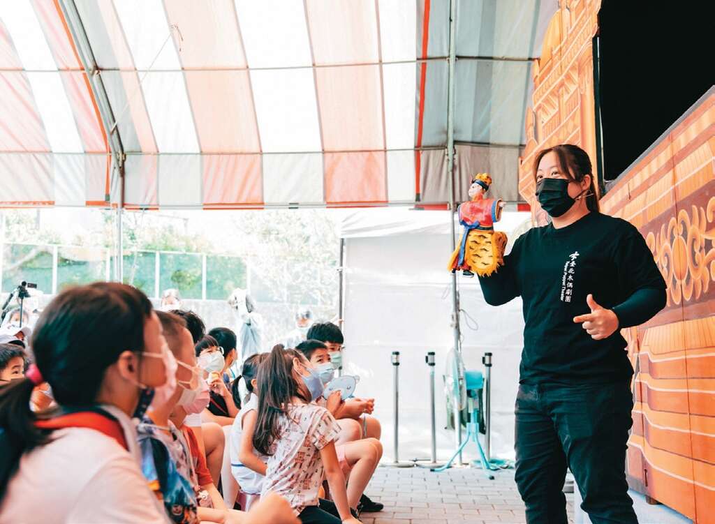 小朋友聚精会神地看着偶戏表演，沉浸在看戏的快乐中。（摄影／蔡耀徵）