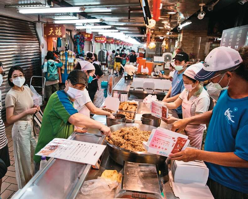 百年老店「林合发油饭」是永乐市场里的人气美食。（摄影／邹保祥）