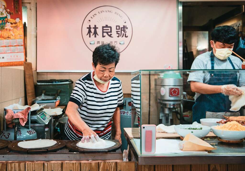 「林良号润饼」现做手工润饼皮软嫩又有Q度，是永乐市场的老字号美食。（摄影／邹保祥）
