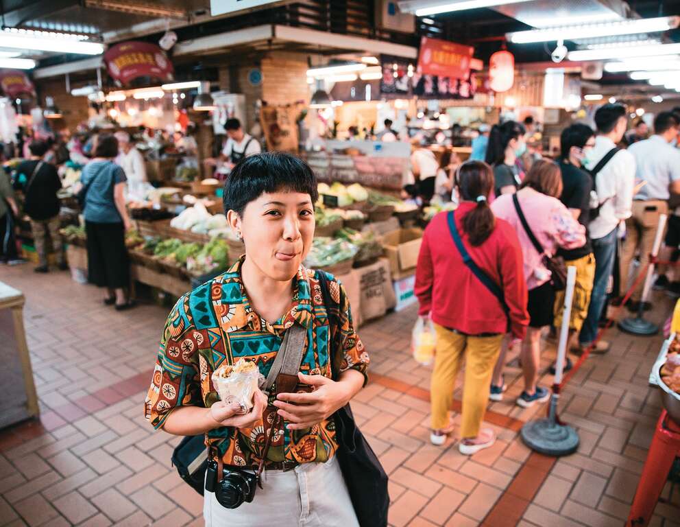每次去市場前，蘇凌會特地空著肚子，在市場裡尋覓手工現做美食嘗鮮。（攝影／鄒保祥）