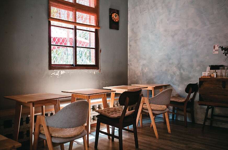 「無口小廚」空間設計融合當代極簡風格與老件，打造清新的用餐空間。（攝影／鄒保祥）