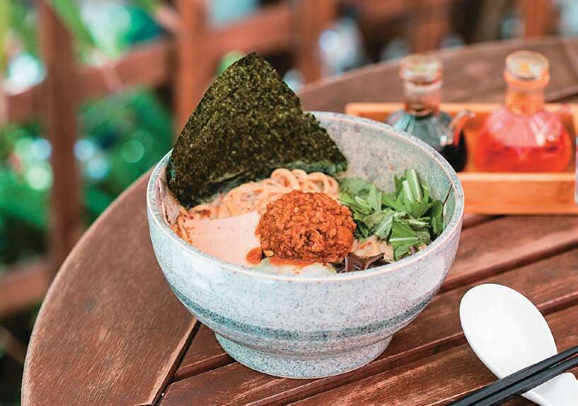 雪燕白湯的川味擔擔拉麵，以水菜代替很多人不吃的香菜，減少食物浪費。（攝影／鄒保祥）