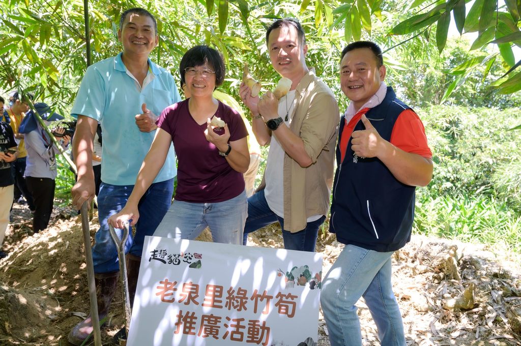 北市观传局推荐民众亲访绿竹笋产地，品嚐滋味鲜美的笋餐飨宴。(左起老泉社区发展协会周良铨理事长、北市观传局陈淑慧局长、台湾旅行业国民旅游发展协会蔡子建理事长、老泉里周良富里长)(图片来源：台北市政府观光传播局)