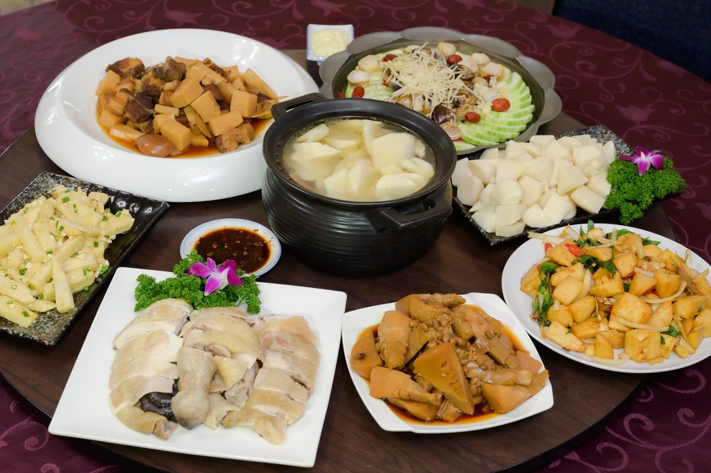 文山区老泉里有多家秘境美食餐厅，以当地特产—绿竹笋设计出道道笋餐美食。(图片来源：台北市政府观光传播局)