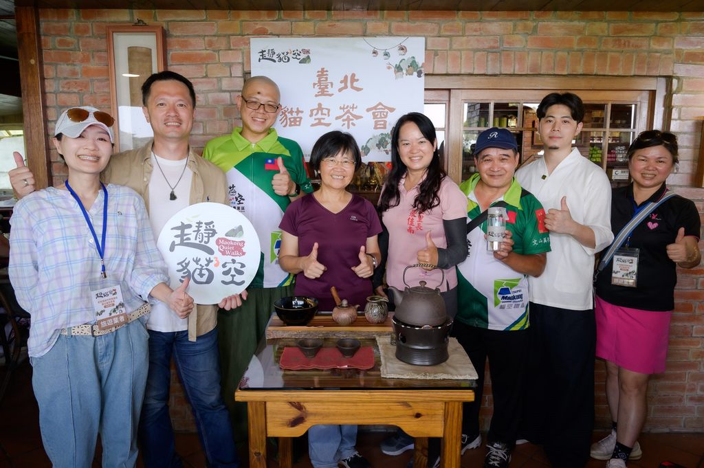 北市观传局与猫空地区及旅游业代表推荐「走静猫空」旅游品牌，欢迎旅客来台北作伙喝好茶。(左二起台湾旅行业国民旅游发展协会蔡子建理事长、台北市猫空休闲产业社区发展协会创会理事长阿义师、观传局陈淑慧局长、指南里张佳南里长、台北市猫空休闲产业社区发展协会张振隆理事长)(图片来源：台北市政府观光传播局)
