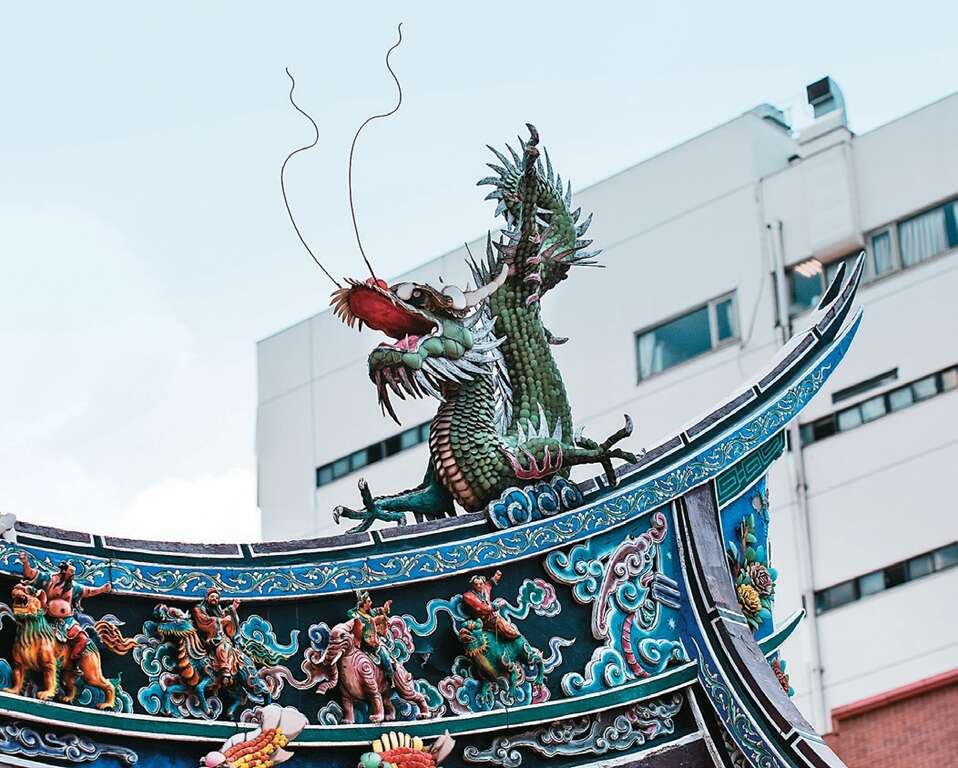 仔细端详台北霞海城隍庙的屋顶正脊，可见精细的剪黏装饰。（摄影／邹保祥）