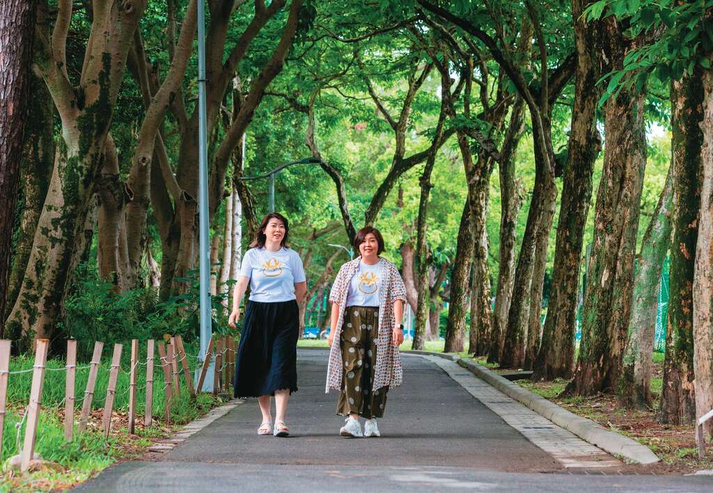 青年公园是周孟儒（左）与周盈君（右）共同推荐来加蚋仔必访的散步景点。（摄影／翁睿坤）