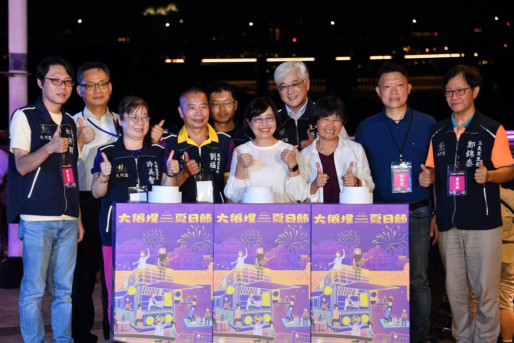 臺北市副市長林奕華、臺北市政府副秘書長張溫德、觀光傳播局長陳淑慧與地方里長、民意代表及業者共同點亮主題燈飾。(圖片來源：臺北市政府觀光傳播局)