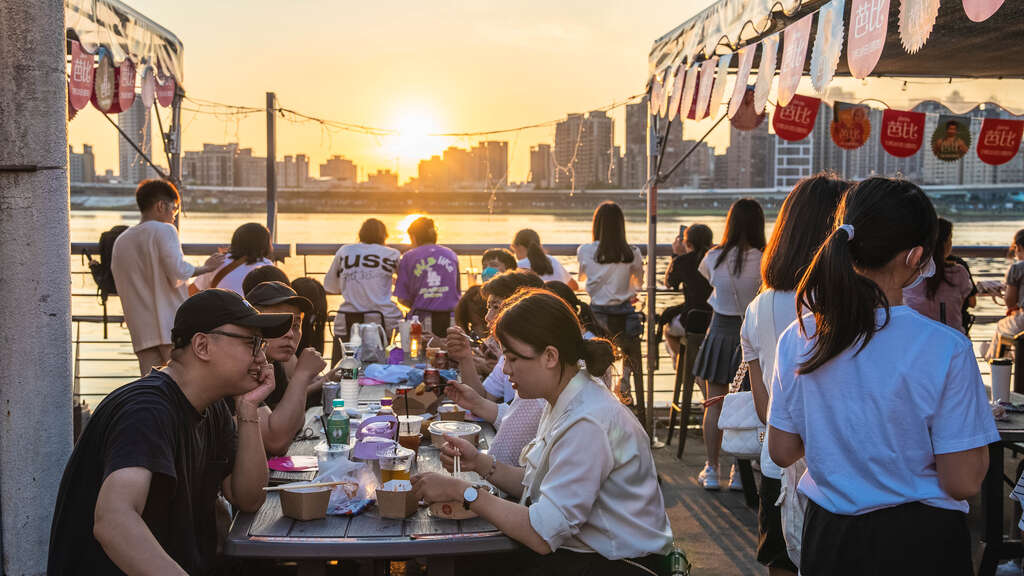 大稻埕河岸傍晚时分夕阳值得一访，还有市集美食可大快朵颐。(图片来源：台北市政府观光传播局)