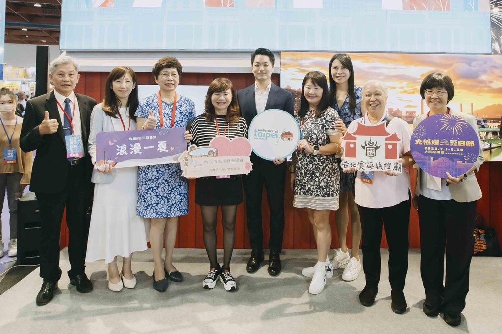 (左起)台灣休閒農業發展協會徐文良理事長、交通部觀光局林佩君主任秘書、台灣旅遊交流協會賴瑟珍理事長、台北市溫泉發展協會周水美名譽理事長、臺北市蔣萬安市長、台北市闕枚莎議員、雄保旅行社 戴啓珩董事長、霞海城隍廟陳文文管理人、臺北市觀光傳播局局長陳淑慧於臺北館於臺北館舞台區合照。(圖片來源：臺北市政府觀光傳播局)
