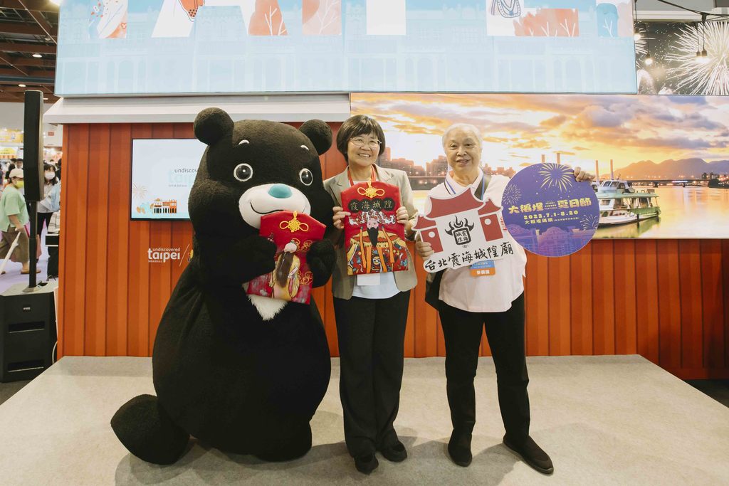 霞海城隍廟陳文文管理人致贈「月老版祈福香袋」予臺北市觀光傳播局局長陳淑慧。(圖片來源：臺北市政府觀光傳播局)