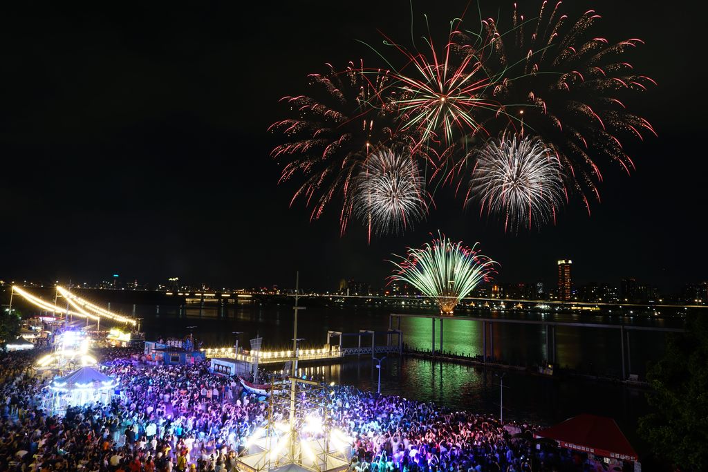Dadaocheng Fireworks Draw 58,000 Spectators Wednesday Night