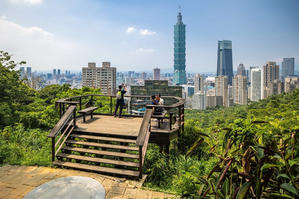 象山攝手平台可以眺望台北101及俯瞰市景，交通便捷成為熱門景點(圖片來源：臺北市政府觀光傳播局)