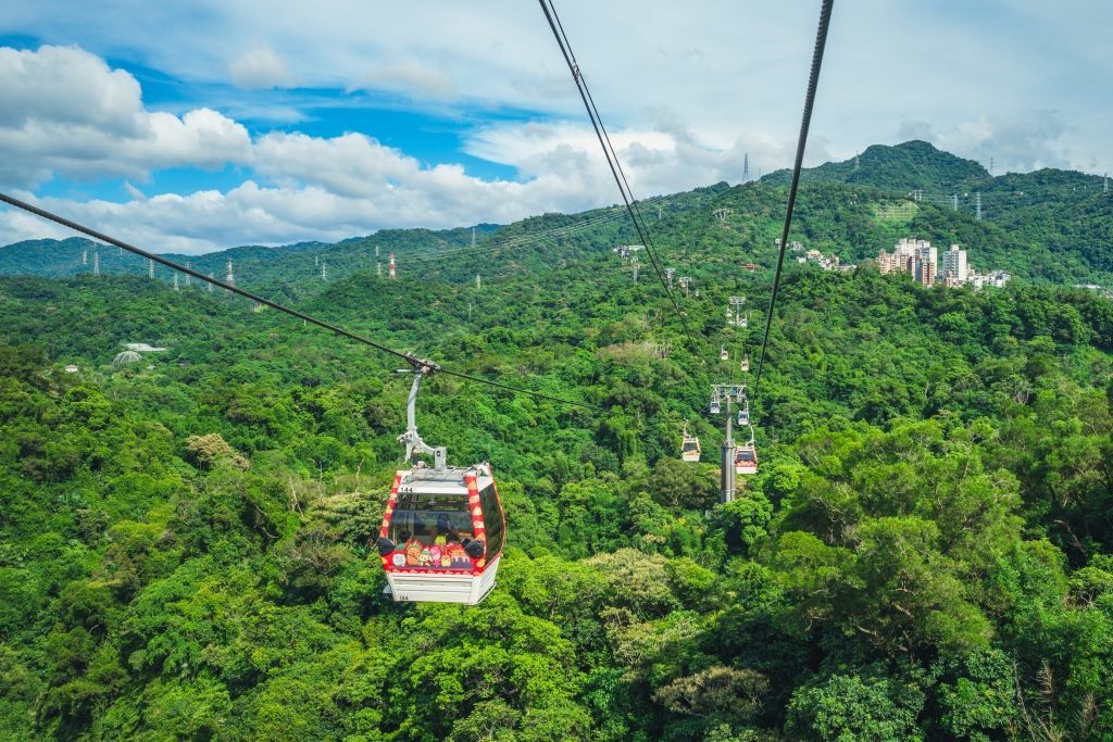 可顺路到动物园南站搭乘猫空缆车，欣赏壮丽的山谷美景(图片来源：台北市政府观光传播局)