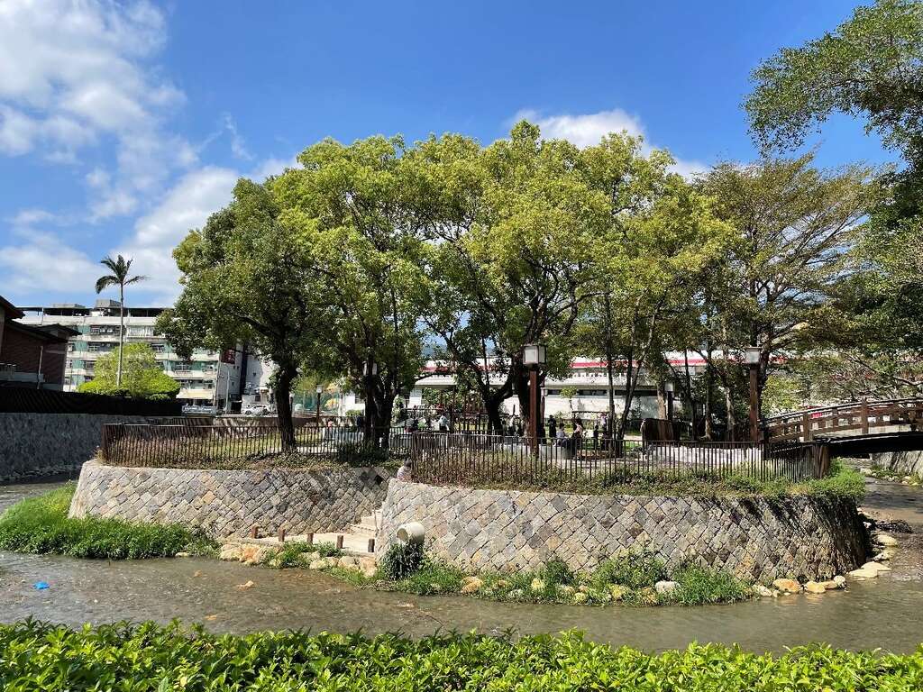 七星七虎公園-兩溪匯流口的觀溪平台(圖片來源：臺北市政府工務局公園路燈工程管理處)