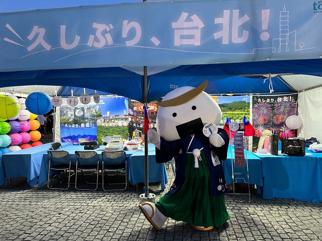 台北市的日本友好城市宮城縣吉祥物飯糰丸也來到台北攤位DIY台北風情扇